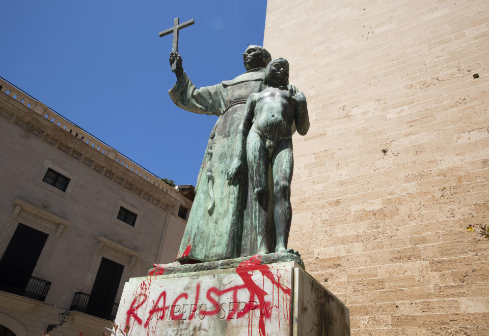 La estatua de fray Junípero Serra en Palma de Mallorca también ha sido objeto de ataques vandálicos, el 22 de junio de 2020. (Foto: JAIME REINA/AFP/Getty Images)