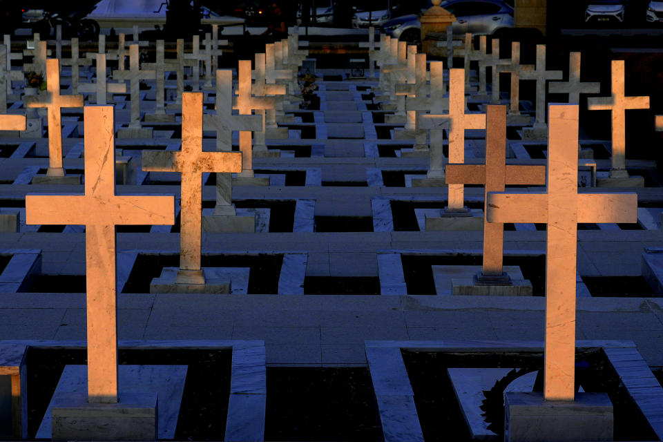 Tumbas de soldados griegos y griego-chipriotas, fallecidos en 1974 durante la invasión turca, en el cementerio militar de la dividida capital de Chipre, Nicosia, el 19 de julio de 2024. (AP Foto/Petros Karadjias)