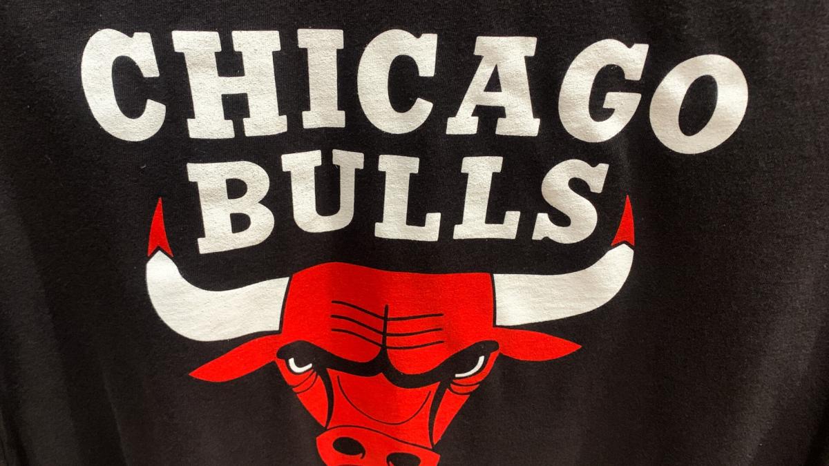 Oh no! Chicago Bulls fail to convert 3-on-0 fast break.