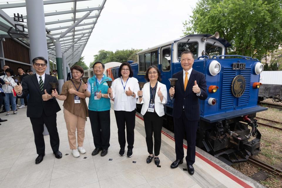 阿里山林鐵栩悅號5／24首航記者會，由右至左為雄獅董事長王文傑、農業部林業及自然保育署副署長林澔貞、立委王美惠、嘉義縣副縣長劉培東、林鐵處處長黃妙修、雄獅董事總經理黃信川。雄獅旅遊提供