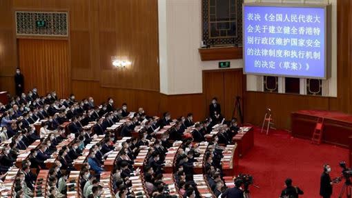 中國全國人大常委會上月30日以全票表決通過《港版國安法》。（圖／翻攝自新華網）