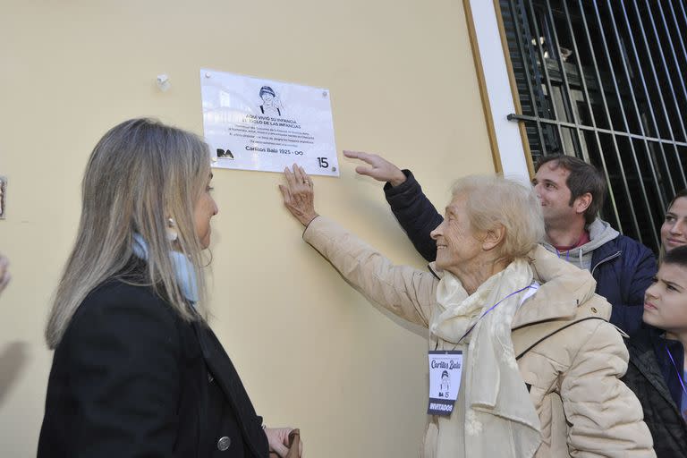 Allí, descubrieron dos placas conmemorativas, una en la fachada y otra en la vereda