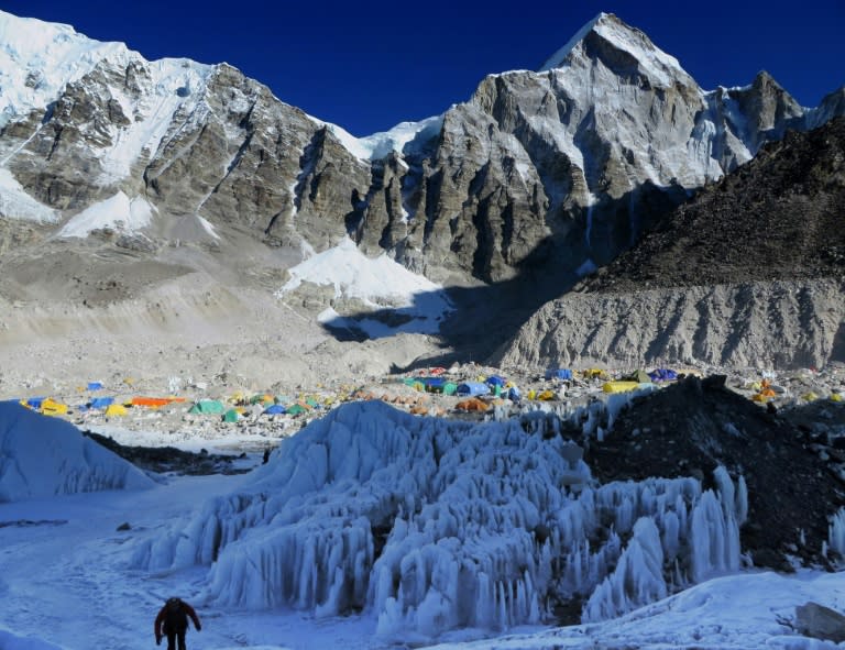 Le camp de base de Crampon Point, point de départ d'expéditions vers la périlleuse cascade de glace du Khumbu sur les pentes de l'Everest le 18 avril 2014 (Robert KAY)