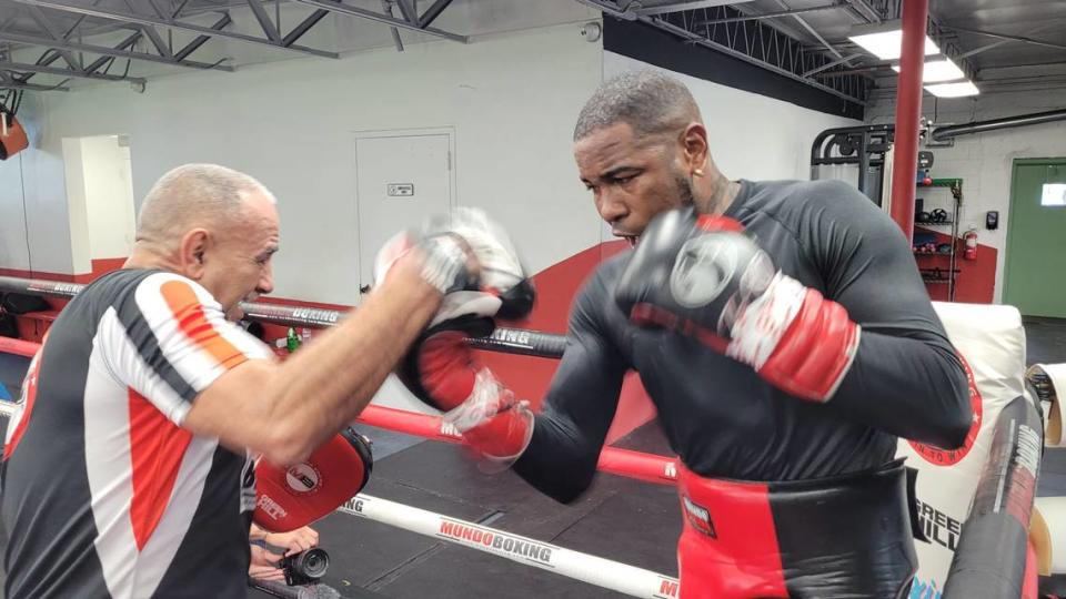 El cubano Yuniel Dorticós listo para volver al ring con el profesor Pedro Díaz. JORGE EBRO