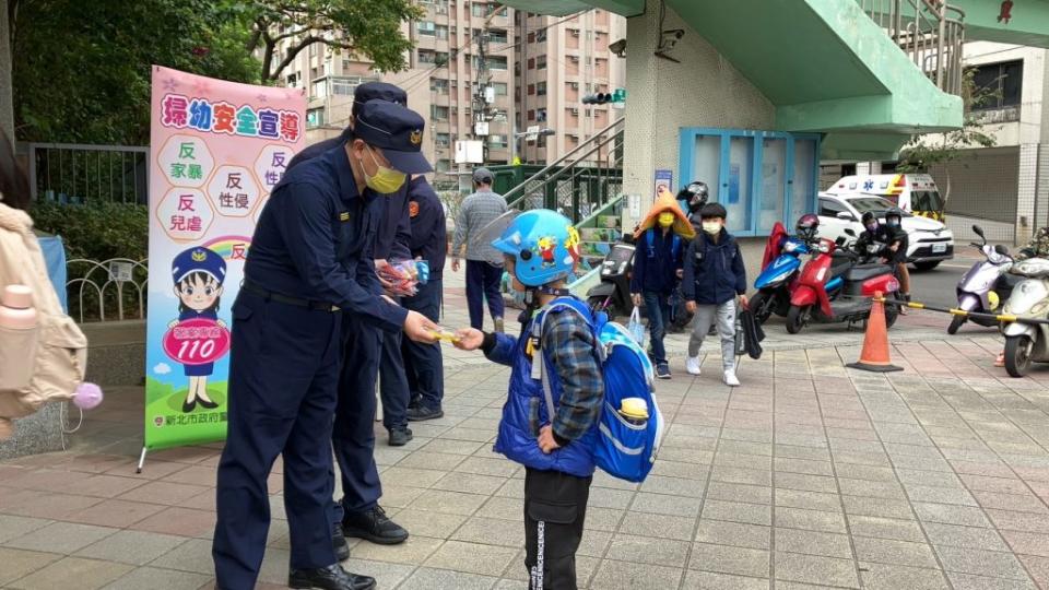 新北市警局三重分局於13日開學日，特別加強維護學童安全，規劃護童勤務。（三重警分局提供）