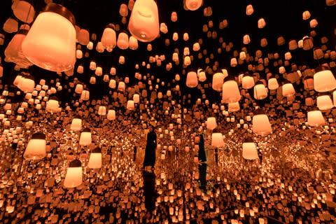 When a person stands close to a lamp, it shines brightly and emits a sound. The light propagates one after the other, passing through all the lamps once, like a single stroke, before returning to the first lamp. On view at teamLab Borderless in Historic Jeddah. (teamLab, Forest of Resonating Lamps - One Stroke, Fire / Photo: teamLab)