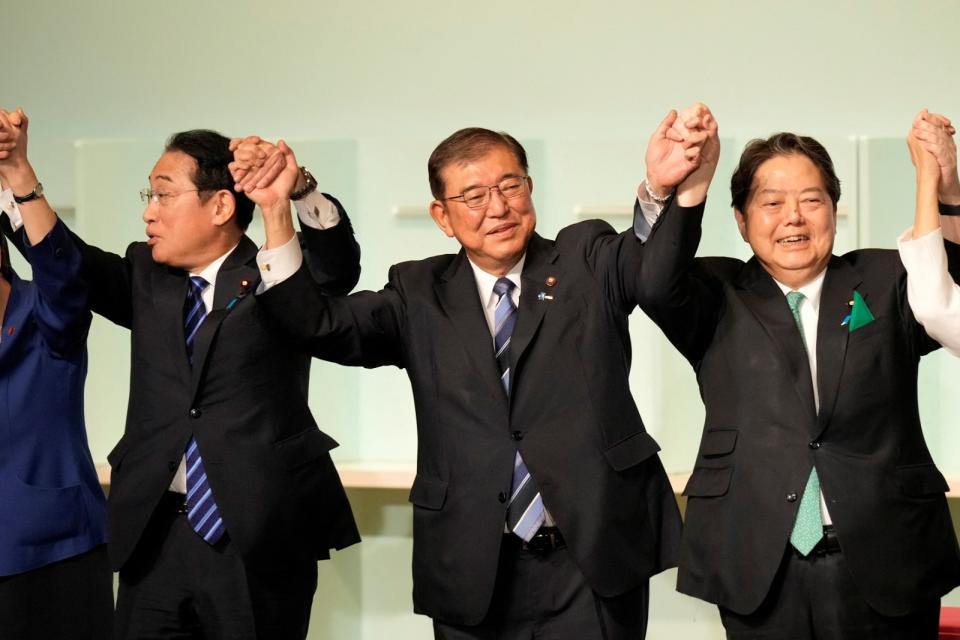 石破茂（中）當選自民黨第28任總裁。圖為石破茂與日本首相岸田文雄（左）、官房長官林芳正（右）等人慶祝。路透社