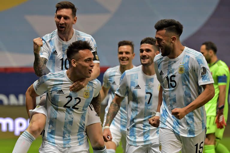 Lautaro Martinez festeja con Lionel Messi y Nicolás Gonzalez la apertura del marcador durante el partido que disputan Argentina y Colombia por la Copa América 2021
