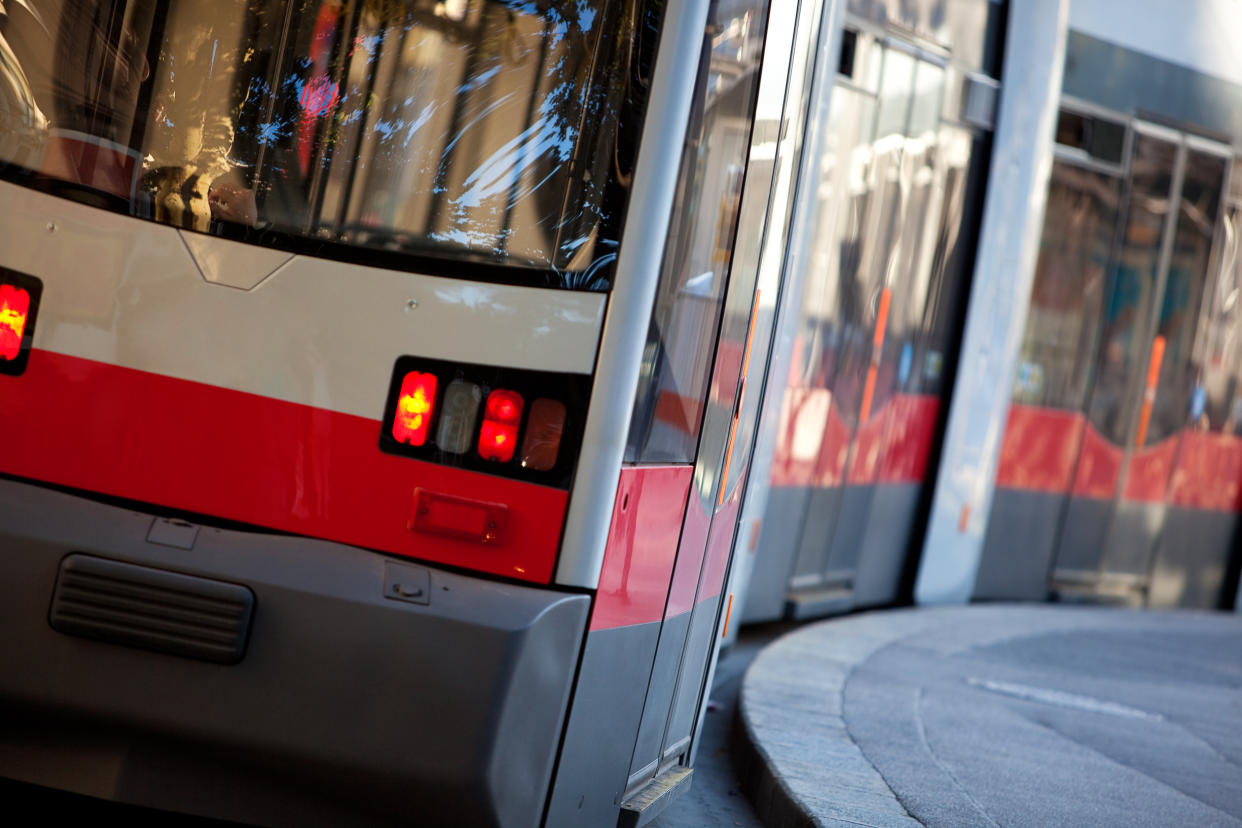 Eine junge Muslimin wurde beleidigt und angespuckt, als sie auf die Straßenbahn wartete (Symbolbild: Getty Images)