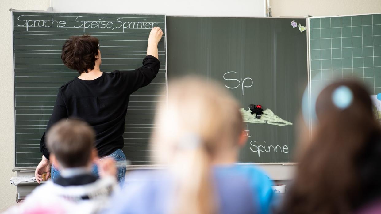 Bis einschließlich 2023 prognostizieren die Kultusminister einen deutlichen Lehrermangel an Grundschulen. Ab 2024 zeigt die Prognose aber in die andere Richtung.