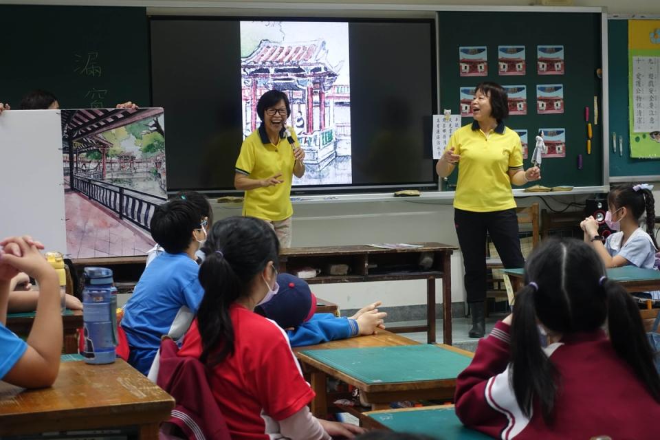 板橋林家花園說故事志工透過繪本共讀活動串起學童與地方文化的情感連結，帶領師生暢遊板橋古蹟。   圖：新北市文化局提供