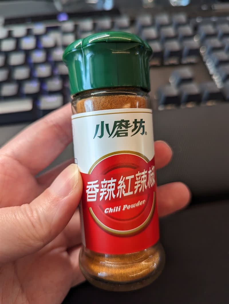 Cheap買了一瓶小磨坊的紅辣椒粉，並透露是全新未拆封。（圖／翻攝自Cheap 臉書）