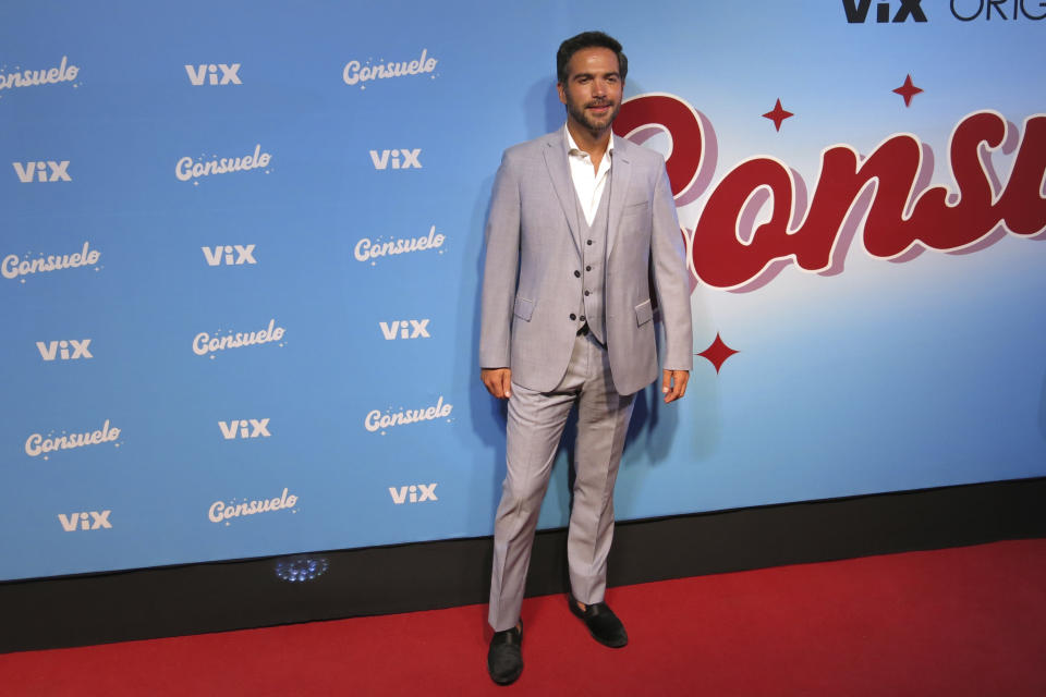 El actor mexicano Erick Chapa posa en la alfombra roja de la serie de ViX "Consuelo", en la Ciudad de México el miércoles 10 de abril de 2024. (Foto AP/Berenice Bautista)