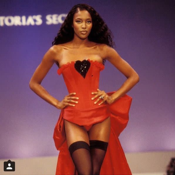 Sur un défilé Victoria’s Secret. Qui a envie de ressembler à Naomi Campbell là ? Nous, c'est certain ! 