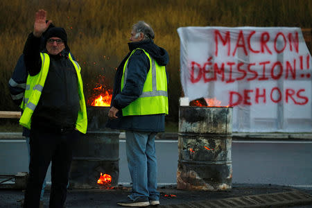 Manifestantes que utilizan chalecos amarillos ocupan una isla peatonal cerca de la autopista A2 París-Bruselas como parte del movimiento de protestas en Fontaine-Notre-Dame, Francia. 7 de diciembre, 2018. REUTERS/Pascal Rossignol