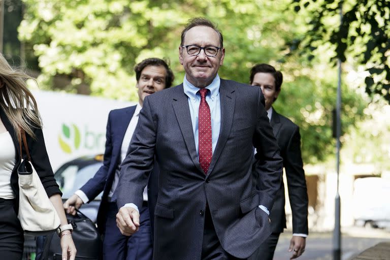 Kevin Spacey llega al tribunal de Londres dónde será juzgado por doce cargos de agresión sexual ocurridos a principios de 2000