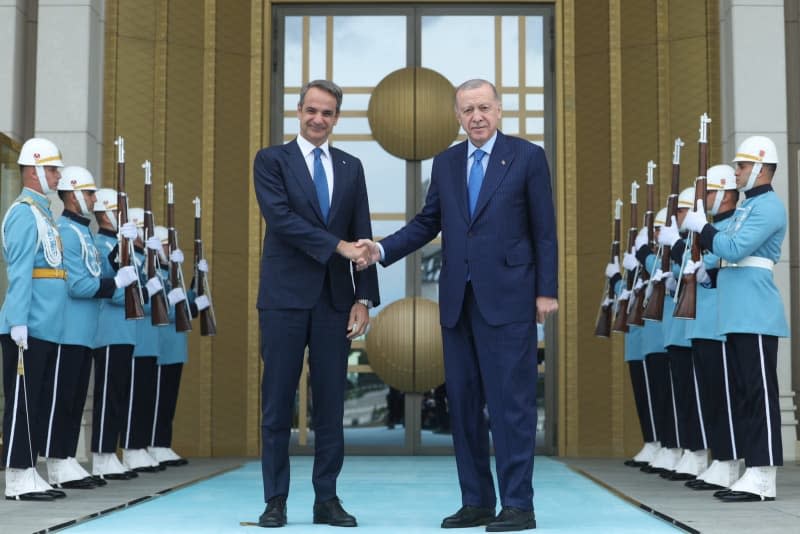 Turkish President Recep Tayyip Erdogan (R) welcomes Greek Prime Minister Kyriakos Mitsotakis ahead of their meeting at the Presidential Complex. -/Turkish Presidency/dpa