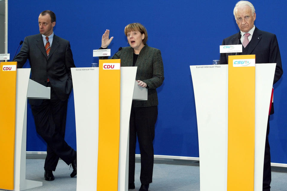 Die Körpersprache spricht Bände – Merz, Merkel und Stoiber (v.l.n.r.) 2004 in Berlin. (Bild: AP Photo)