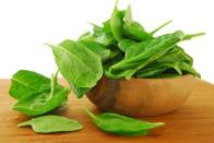 <b>Hojas verdes.</b> Al igual que el yogurt, las hojas verdes contienen el calcio necesario para procesar y absorber las hormonas del sueño. Si te aburres de las espinacas en ensalada, prueba prepararlas en tartas, sopas o en forma de puré (guisadas con especias) para untar en pan el integral.