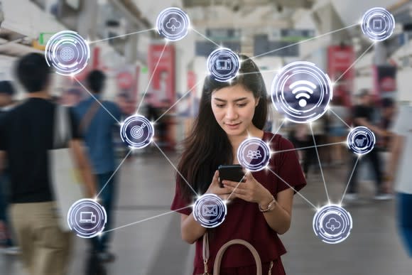 A young woman accesses online services on her smartphone.