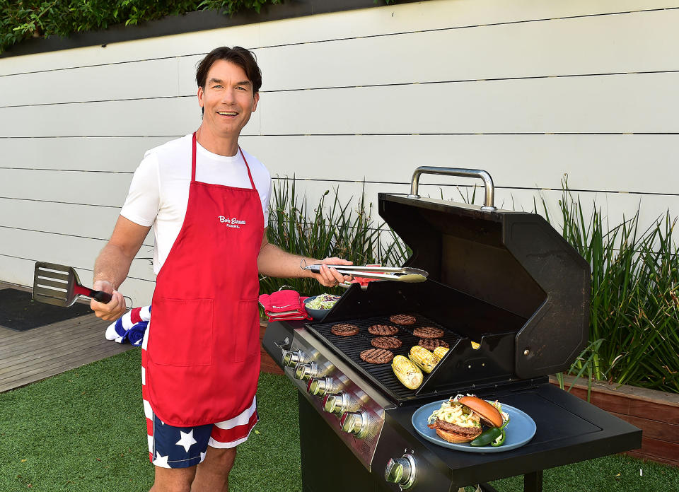 <p>Jerry O`Connell kicks off Memorial Day Weekend with his family by grilling up some Jalapeño Popper Macaroni and Cheese Burgers using Bob Evans Macaroni and Cheese.</p>