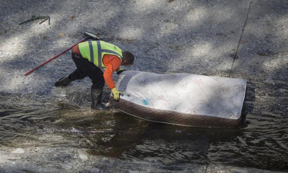 A city worker cleans up trash on 20 November 2015 in Los Angeles. Defendants are frequently assigned to positions alongside paid workers.