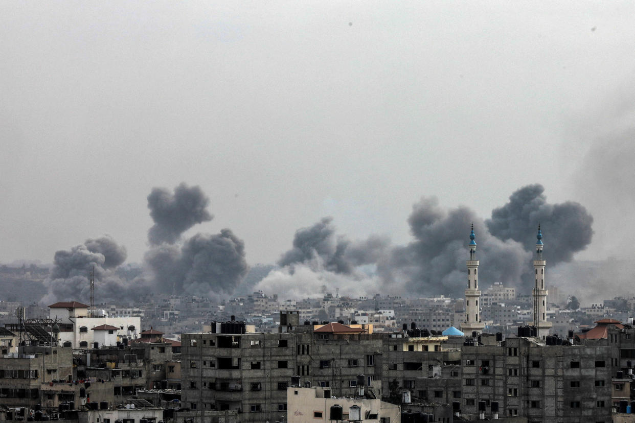 Plumes of smoke rise during Israeli strikes, amid the ongoing conflict between Israel and Palestinian Islamist group Hamas, in Gaza City, October 29, 2023. REUTERS/Yasser Qudih