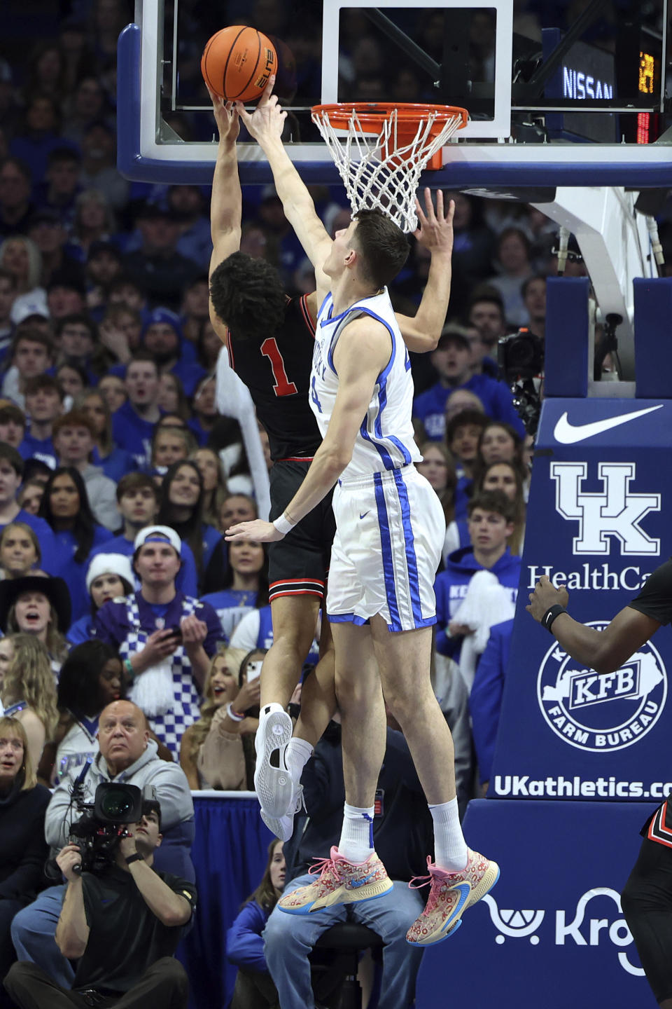 Kentucky's Zvonimir Ivisic, right, blocks the shot of Georgia's Jabri Abdur-Rahim during the first half of an NCAA college basketball game Saturday, Jan. 20, 2024, in Lexington, Ky. (AP Photo/James Crisp)