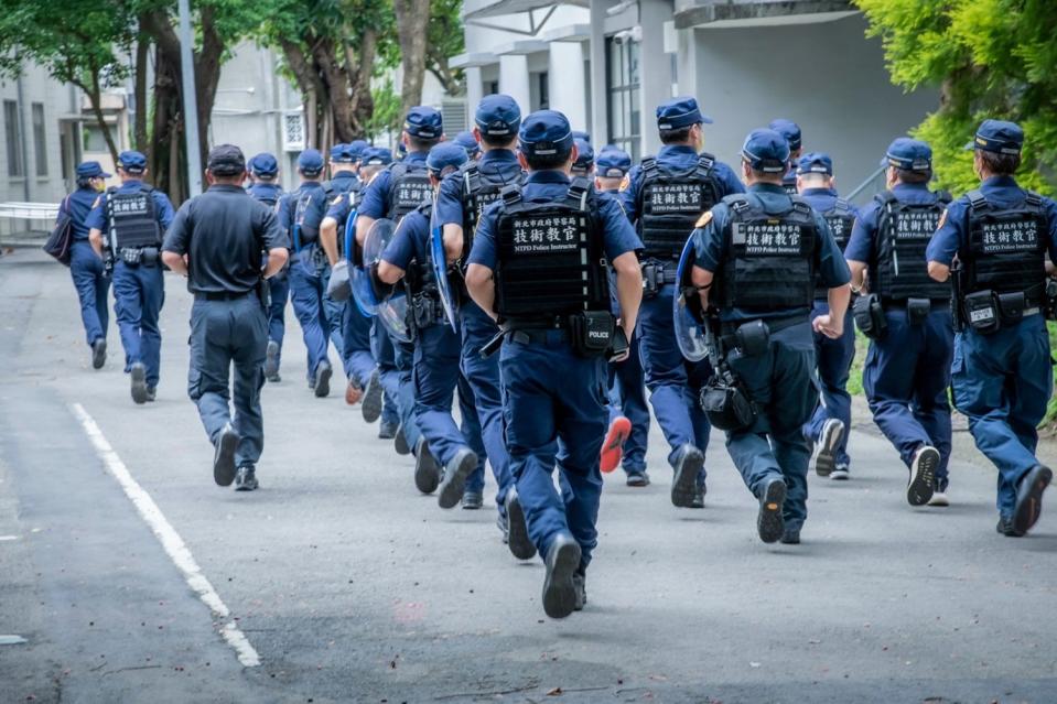 新北市警局為強化夜間治安，警局規劃由保安警察大隊、交通警察大隊、少年隊、婦幼隊等第二層巡邏網分區支援。   圖：新北市警局提供