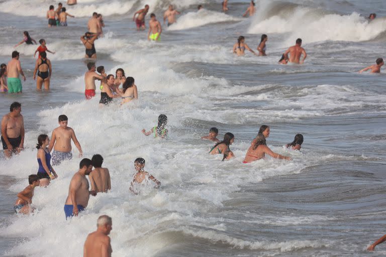 Advierten sobre un fuerte oleaje en las playas de Pinamar