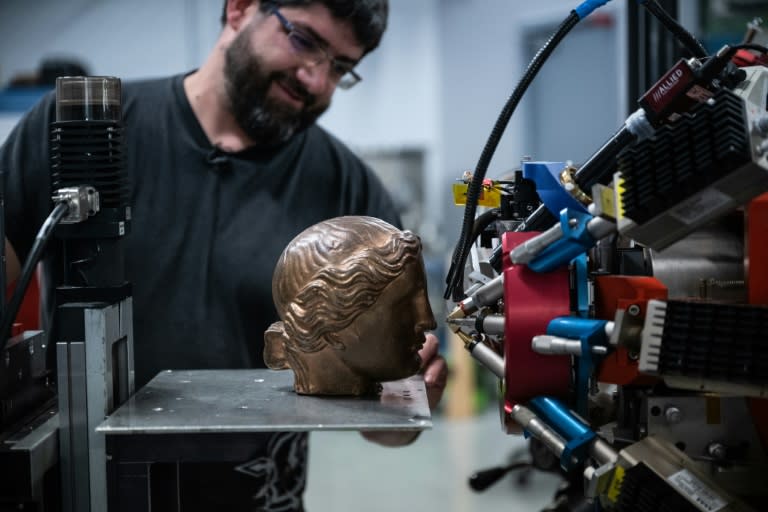 Une statue en bronze examinée au centre de recherche et de restauration des musées de France, près du Louvre, à Paris, le 6 juin 2024 (JULIEN DE ROSA)