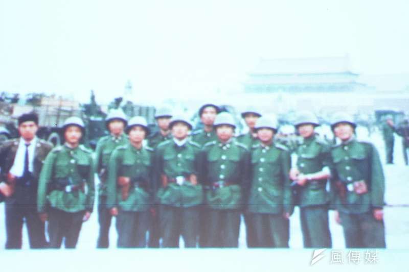 前六四戒嚴部隊軍官．中國海外民運聯盟（澳洲）秘書長李曉明1989年進駐天安門廣場時的留影。（李忠謙攝）