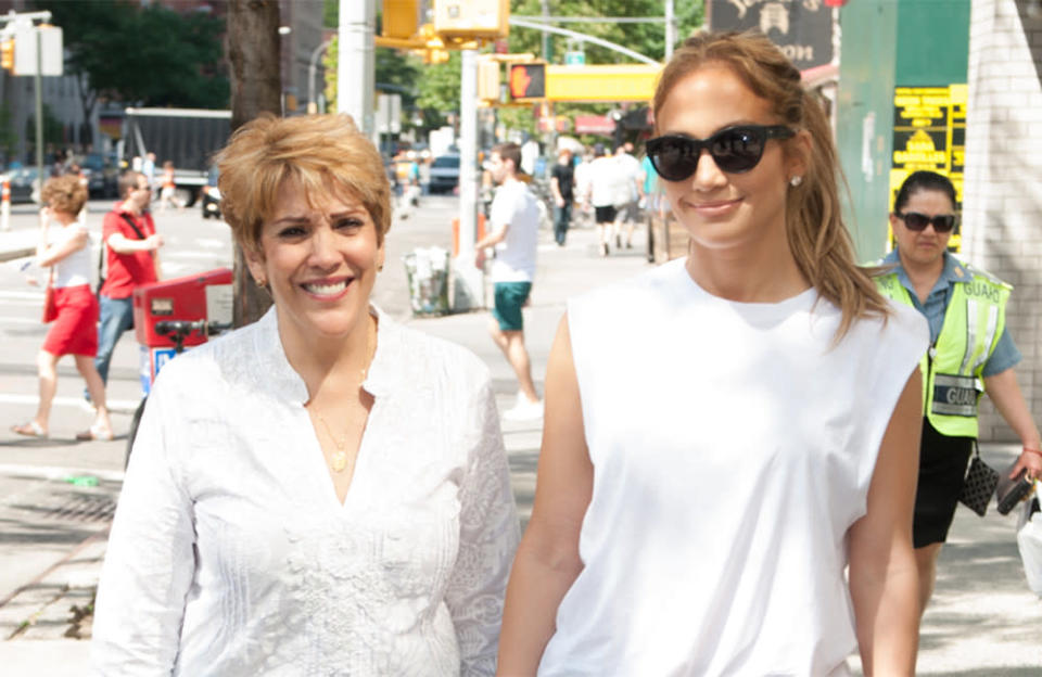 Jennifer Lopez con su madre Guadalupe credit:Bang Showbiz