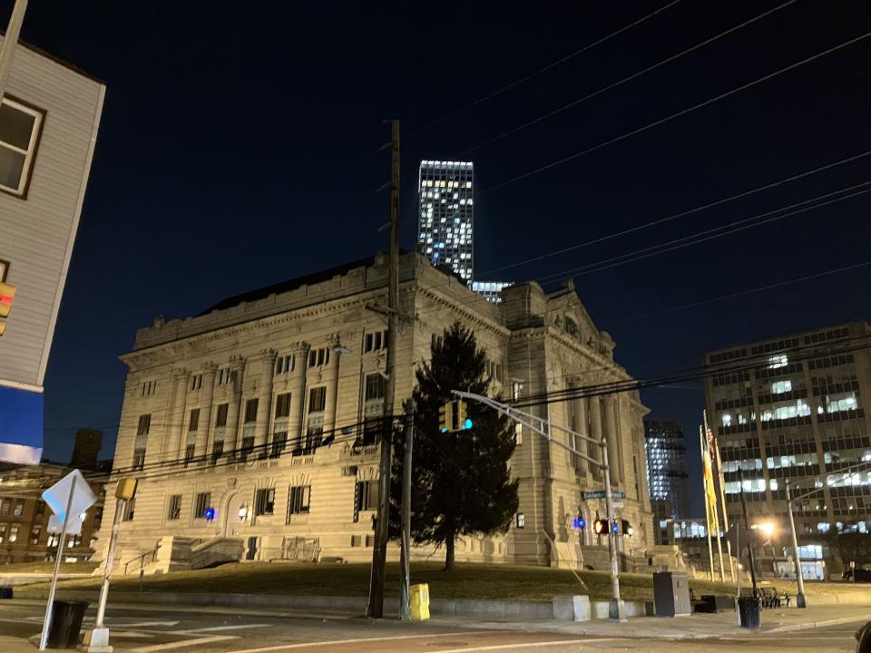 <p>A sample photo from the iPhone SE (2022), showing a building lit up with road lights at night.</p>
