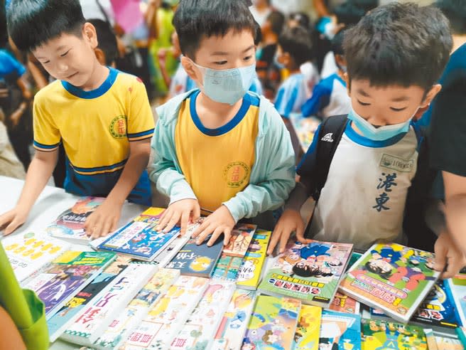台南市立圖書館與台窩灣樂讀協會25日於舉辦贈書活動，到場小朋友都可以選1本書帶回家。（劉秀芬攝）