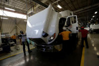 <p><span>Trabajadores de la planta de ensamblaje de camiones que Navistar posee en Escobedo, en los alrededores de Monterrey, México. REUTERS/Daniel Becerril</span> </p>