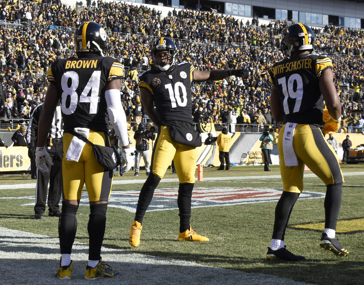 The Pittsburgh Steelers traded wide receiver Martavis Bryant, center, to the Oakland Raiders. (AP)