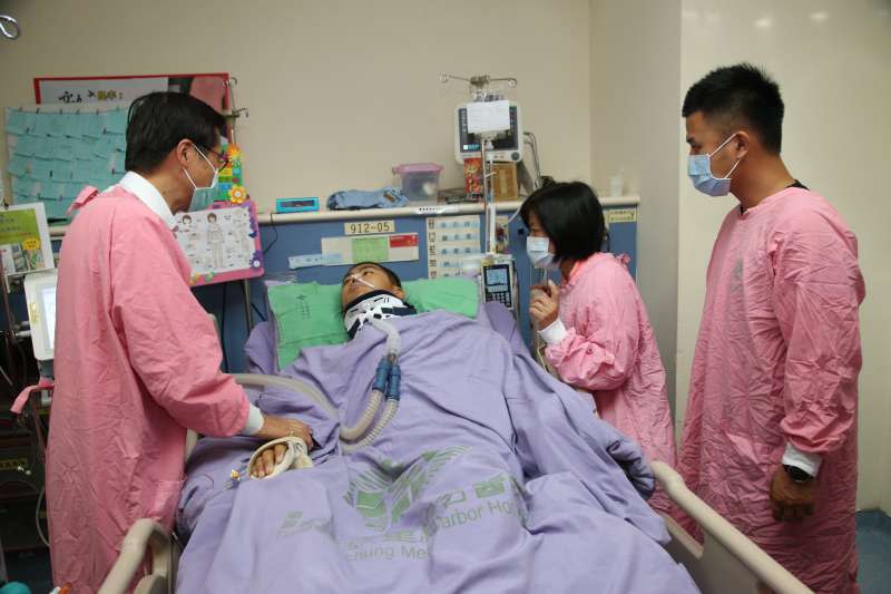 國防部長嚴德發前往童綜合醫院探視演習受傷的傘兵秦良丰，為他加油打氣。（軍聞社）