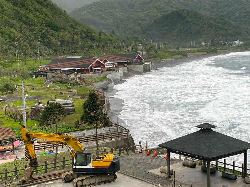 花蓮磯崎海濱遊憩區震損待修復（2） 花蓮縣豐濱鄉磯崎海濱遊憩區因0403地震災損，交通 部觀光署東部海岸國家風景區管理處展開修復工程， 預計9月底發包。 中央社記者李先鳳攝  113年6月20日 