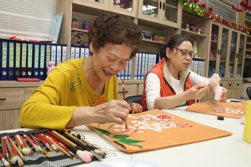 《圖說》建德社區的壯世代婦女學習青花瓷。〈社會局提供〉