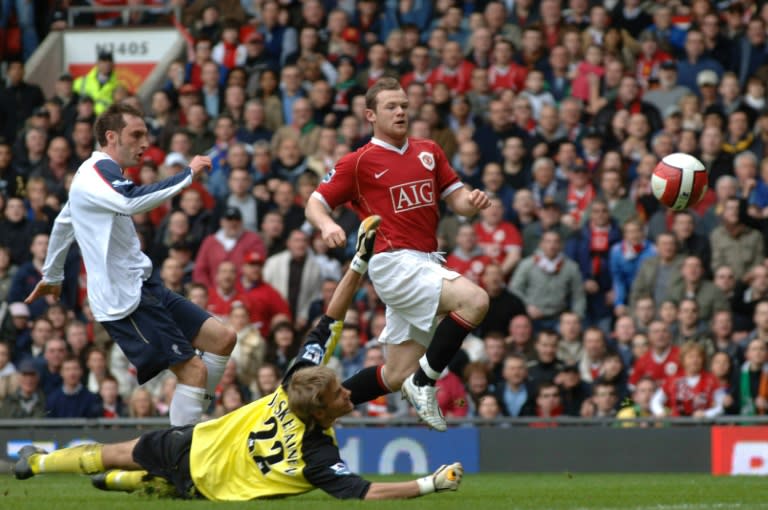 Wayne Rooney (C) chipped the ball over Bolton's goal keeper Jussi Jaaskelainen (R) to make it 2-0 during the Premiership match on March 17, 2007