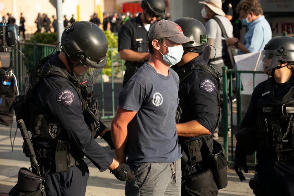 <span class="caption">Un individu protestant contre le meurtre de George Floyd est appréhendé par la police à Los Angeles, en Californie, le 30 mai 2020.</span> <span class="attribution"><span class="source">Shutterstock</span></span>