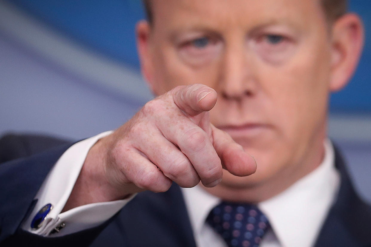 Sean Spicer verkündete im Juli 2017 nach harscher Kritik seinen Rücktritt. (Bild: AP Photo)