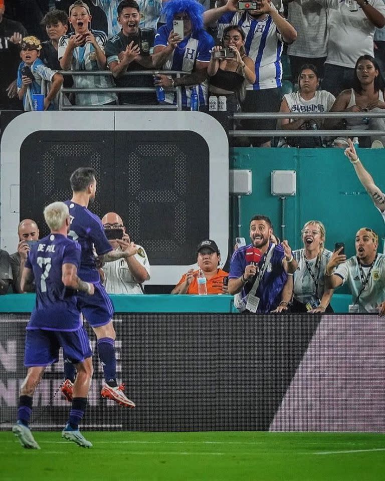 El equipo de Nadie dice nada (LUZU TV) festejando el segundo gol de Lionel Messi frente a Honduras