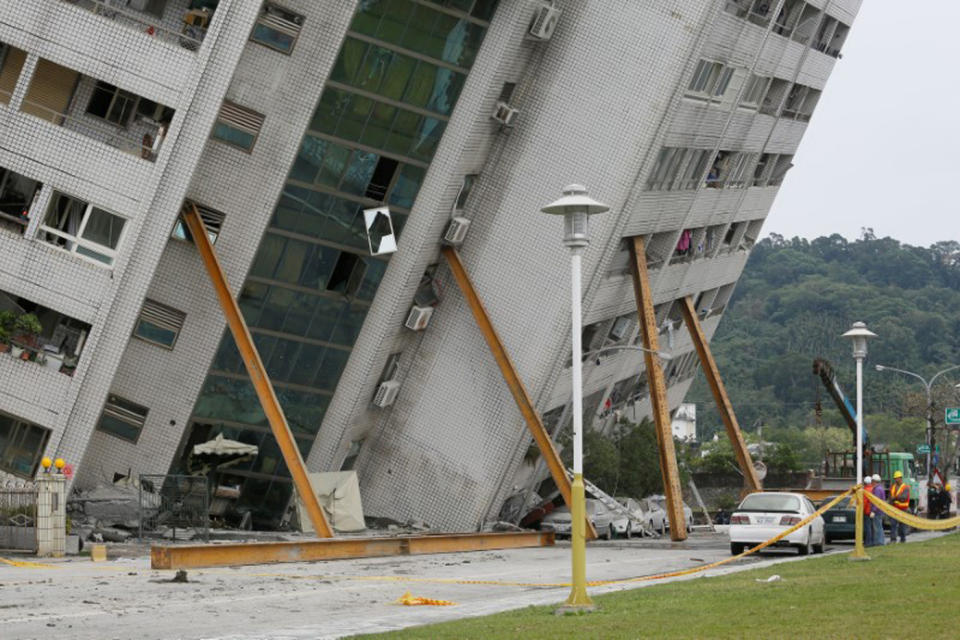 <p>Nach einem schweren Erdbeben im Osten Taiwans wird versucht, ein zur Seite gekipptes Haus in der Stadt Hualien mit Stahlträgern zu stützen. Mindestens vier Menschen sind bei der Katastrophe ums Leben gekommen, über 225 wurden verletzt. (Bild: Reuters) </p>