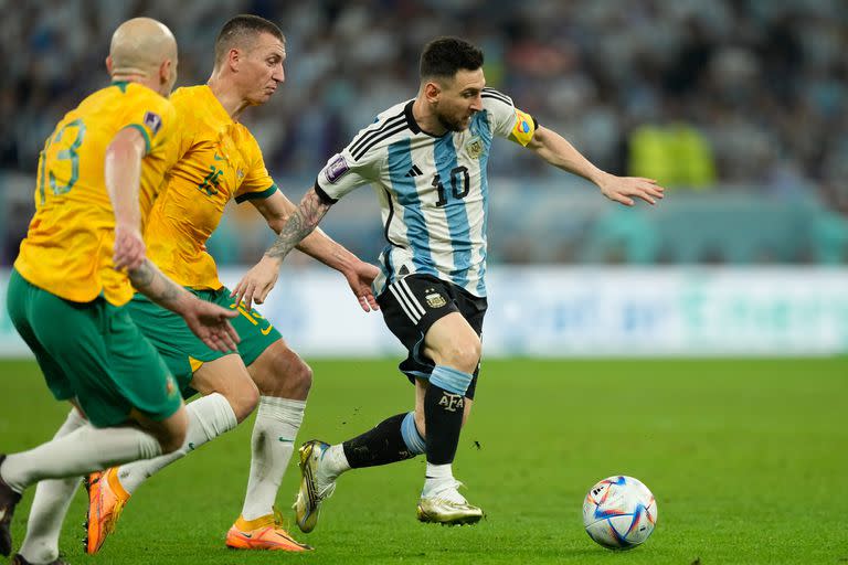 Una muestra del doblaje de marca de Australia sobre Messi: Aaron Mooy y Mitchell Duke, a la caza del capitán argentino