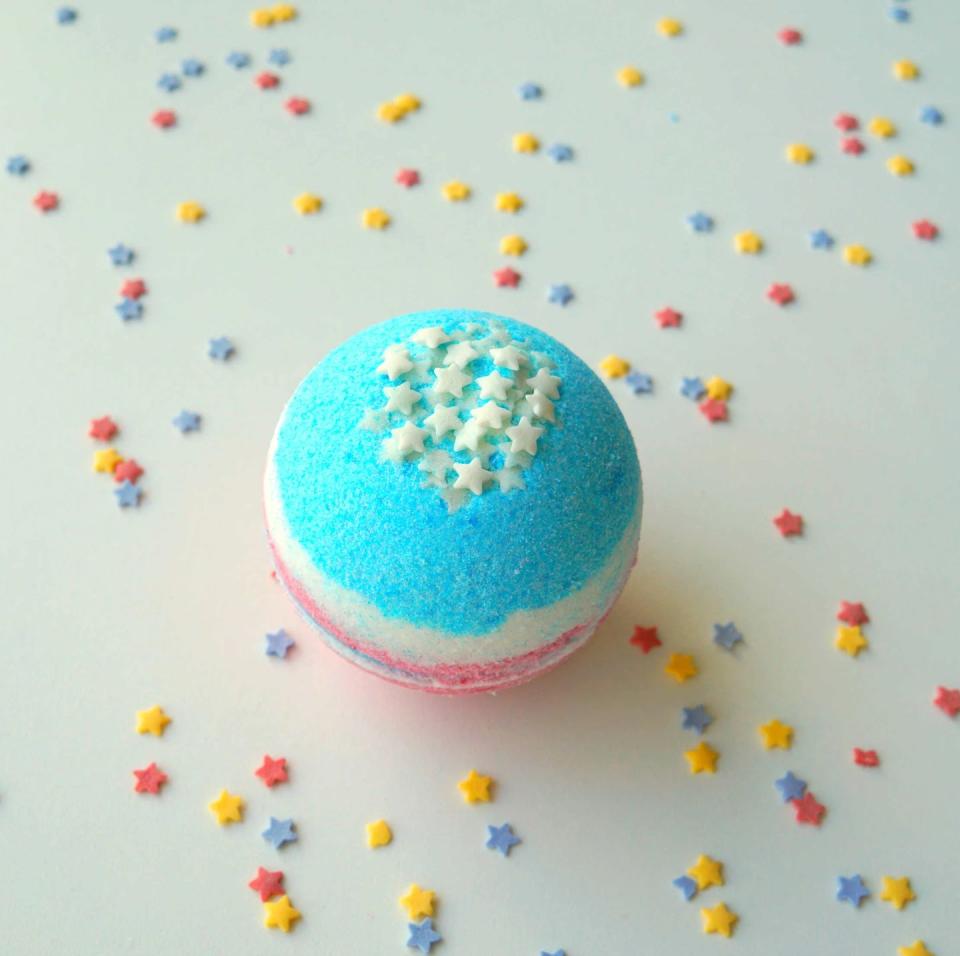 DIY Stars and Stripes Bath Bombs