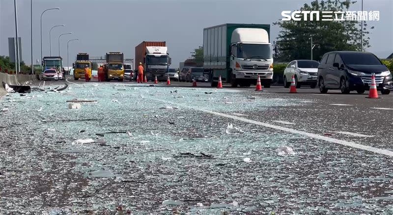 國道中線、外側車道佈滿碎玻璃，嚴重回堵塞車10公里。（圖／翻攝畫面）