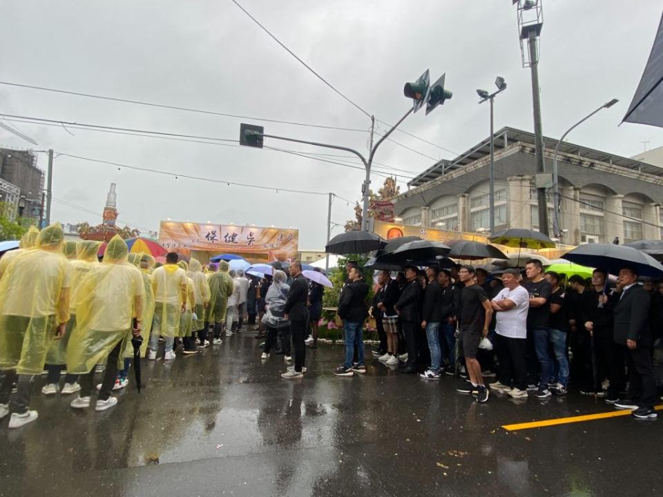 千餘人冒風雨參加永遠的議長吳健保的告別式。（記者張淑娟攝）