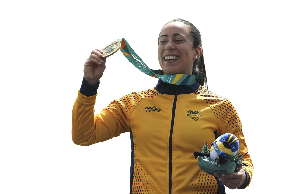 La colombiana Mariana Pajón celebra en el podio con su medalla de oro tras ganar el BMX femenino de los Juegos Panamericanos en Santiago, Chile, el domingo 22 de octubre de 2023. (AP Foto/Dolores Ochoa)